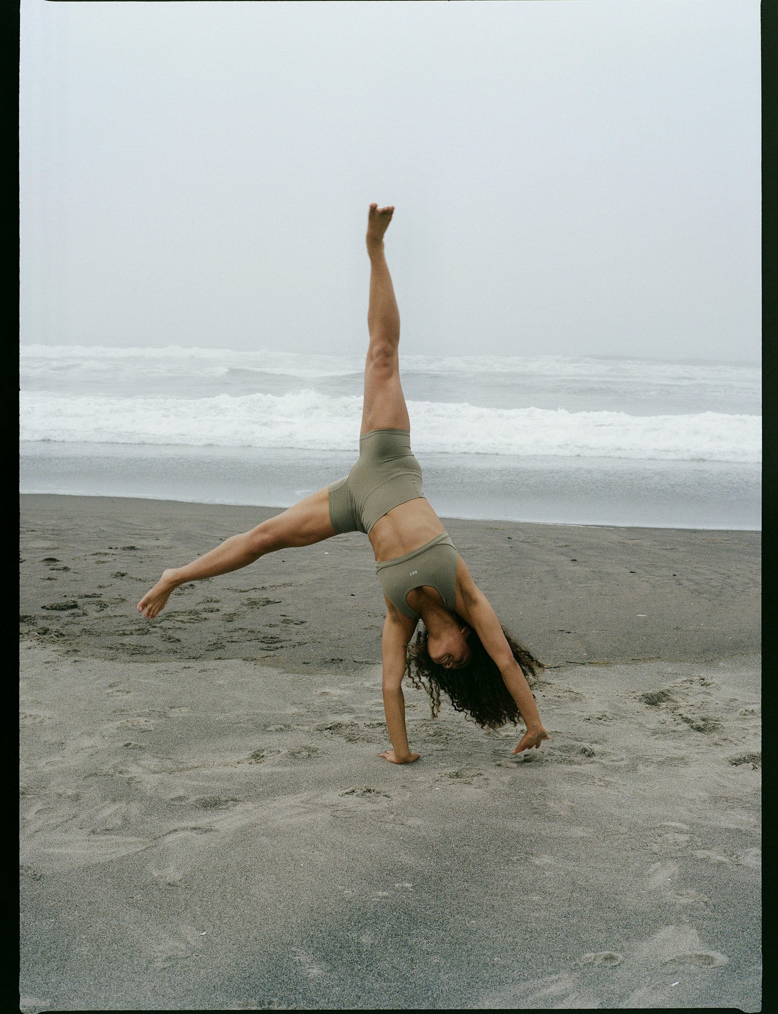 AIRLUXE™ BREATHE PARKE POSE BRA - BEACHGRASS