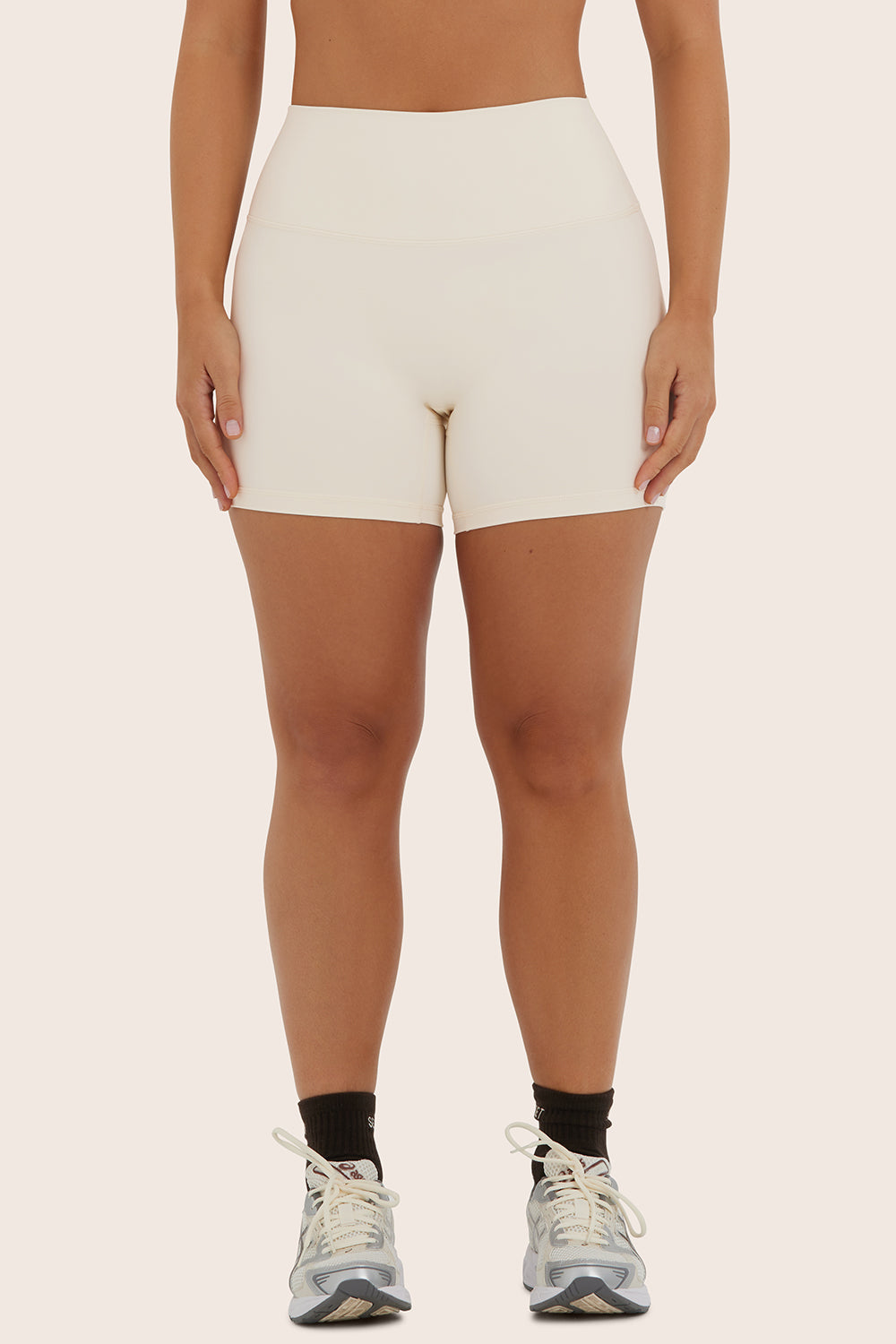 AIRLUXE™ BREATHE SHORTS - LECHE